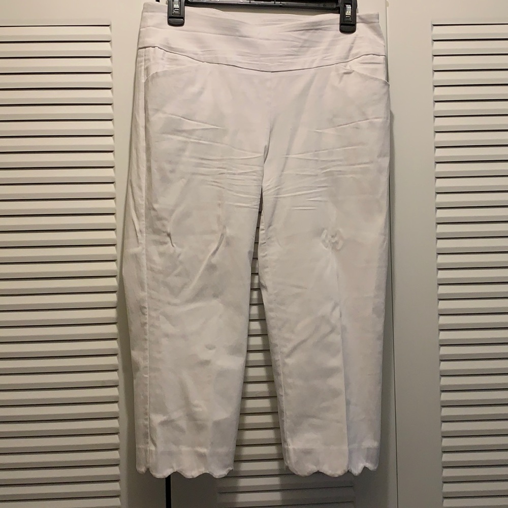 Size 8P Briggs white Capri pants. Perfect for Spring and Summer!